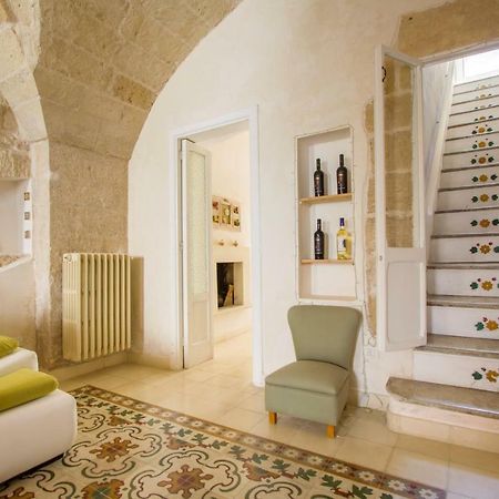 Explore The Historic City On Foot From An Old Town House Lecce Exterior photo