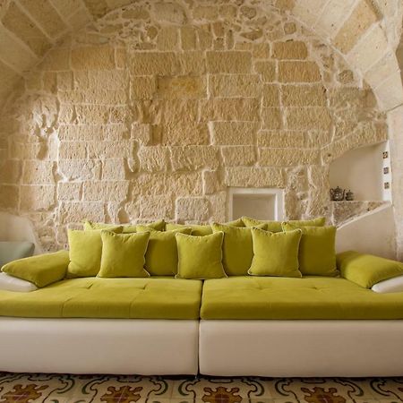 Explore The Historic City On Foot From An Old Town House Lecce Exterior photo