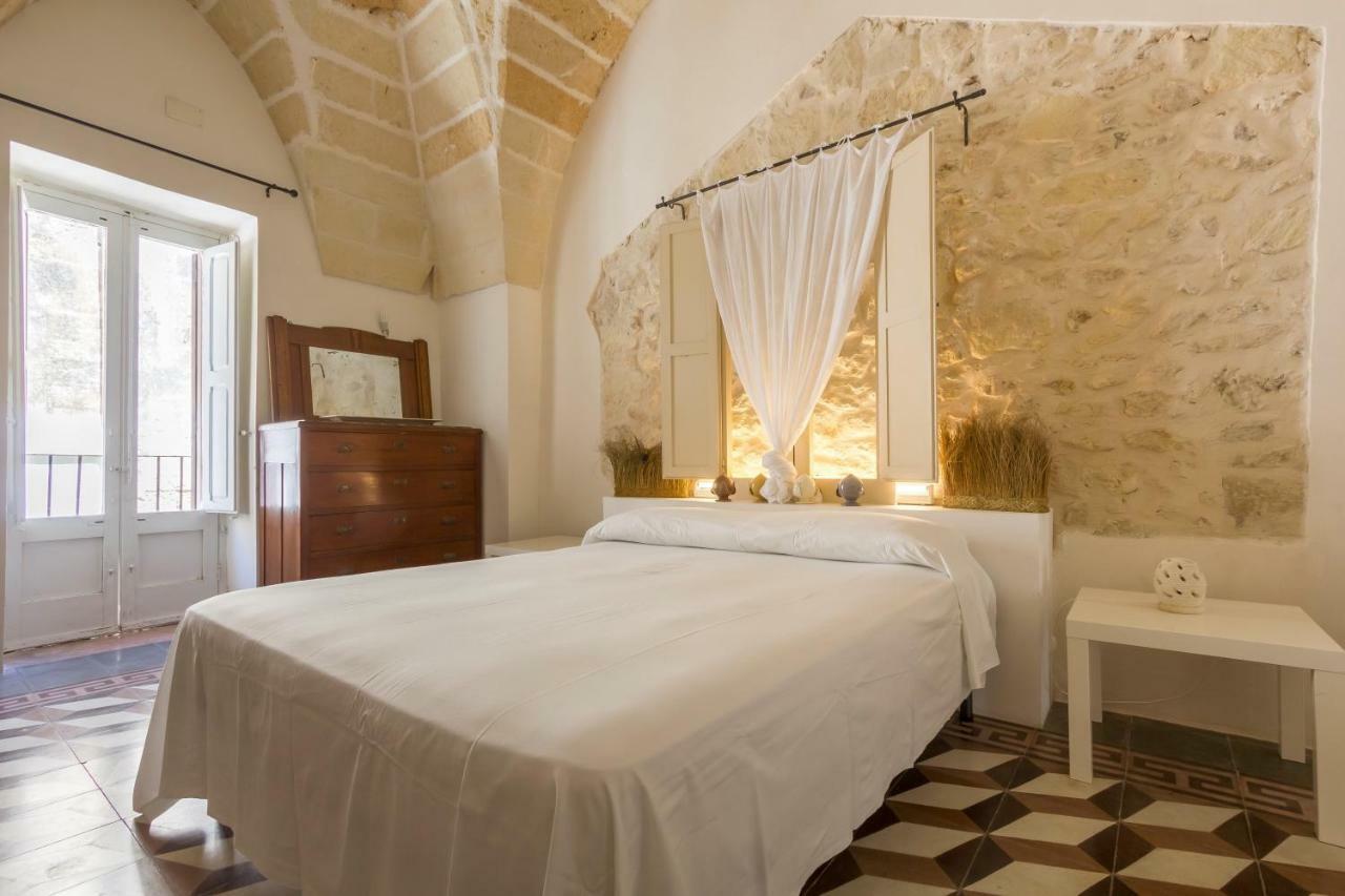 Explore The Historic City On Foot From An Old Town House Lecce Exterior photo
