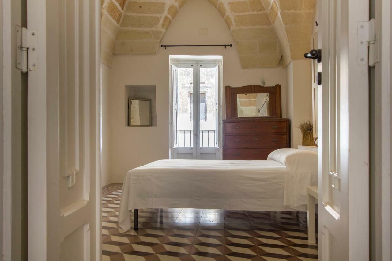 Explore The Historic City On Foot From An Old Town House Lecce Exterior photo