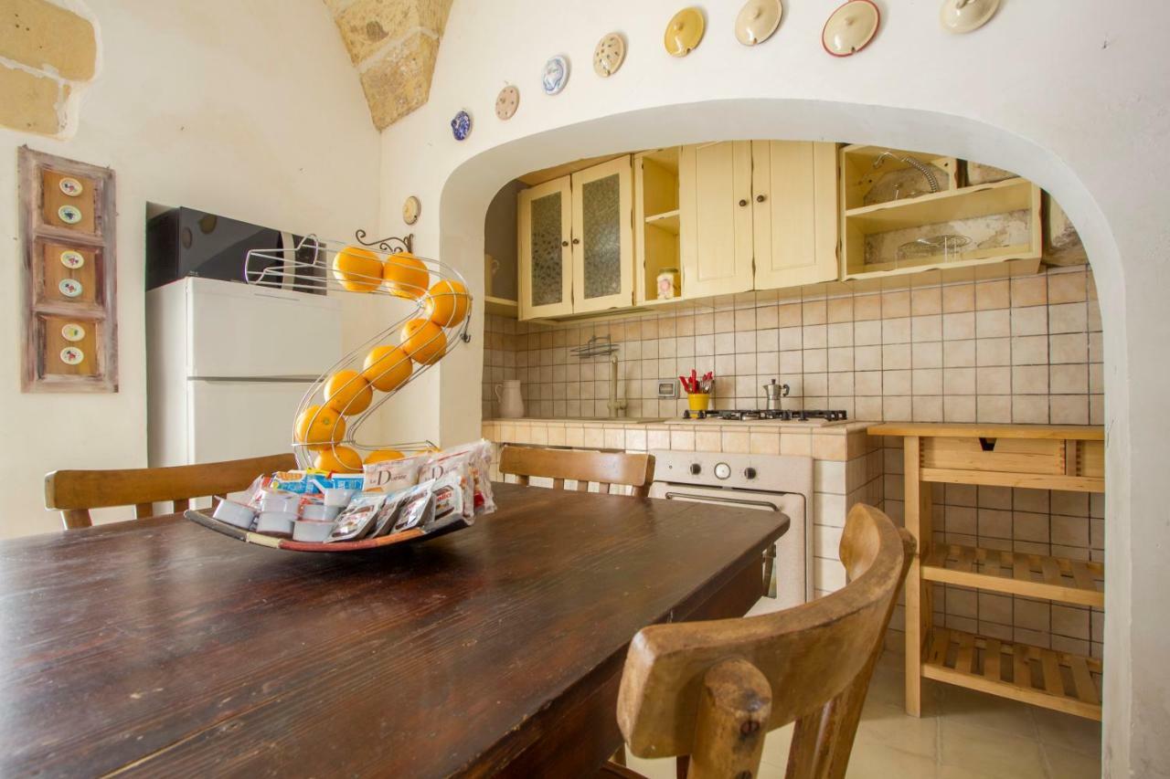Explore The Historic City On Foot From An Old Town House Lecce Exterior photo