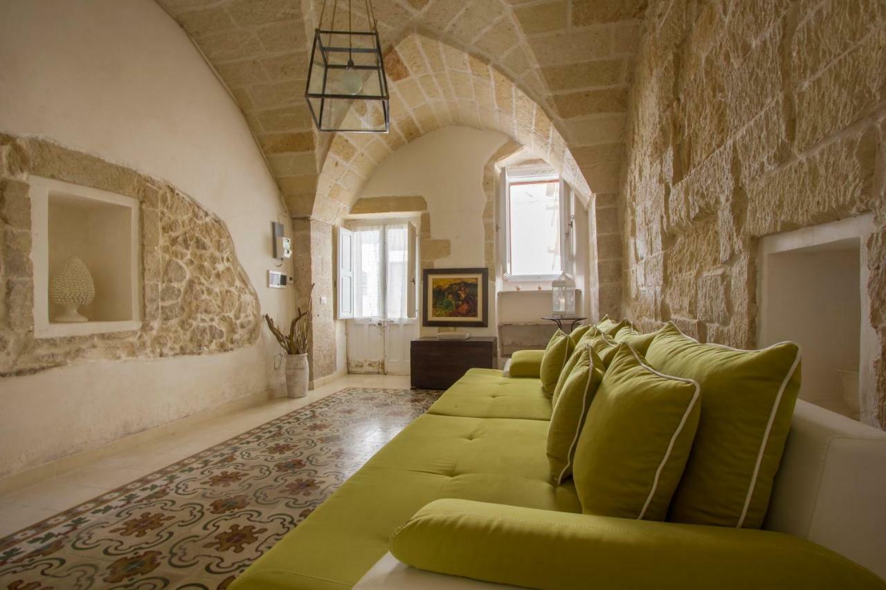 Explore The Historic City On Foot From An Old Town House Lecce Exterior photo