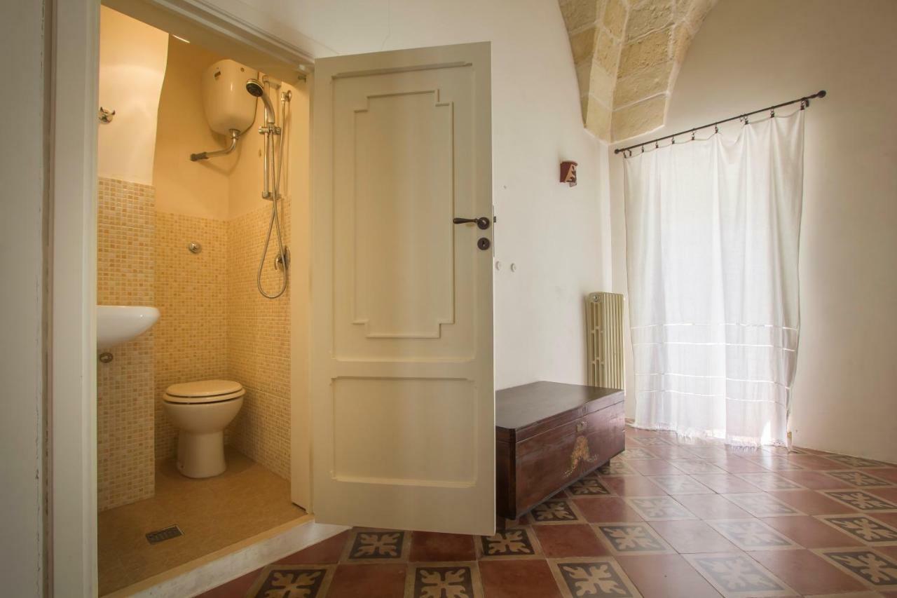 Explore The Historic City On Foot From An Old Town House Lecce Exterior photo